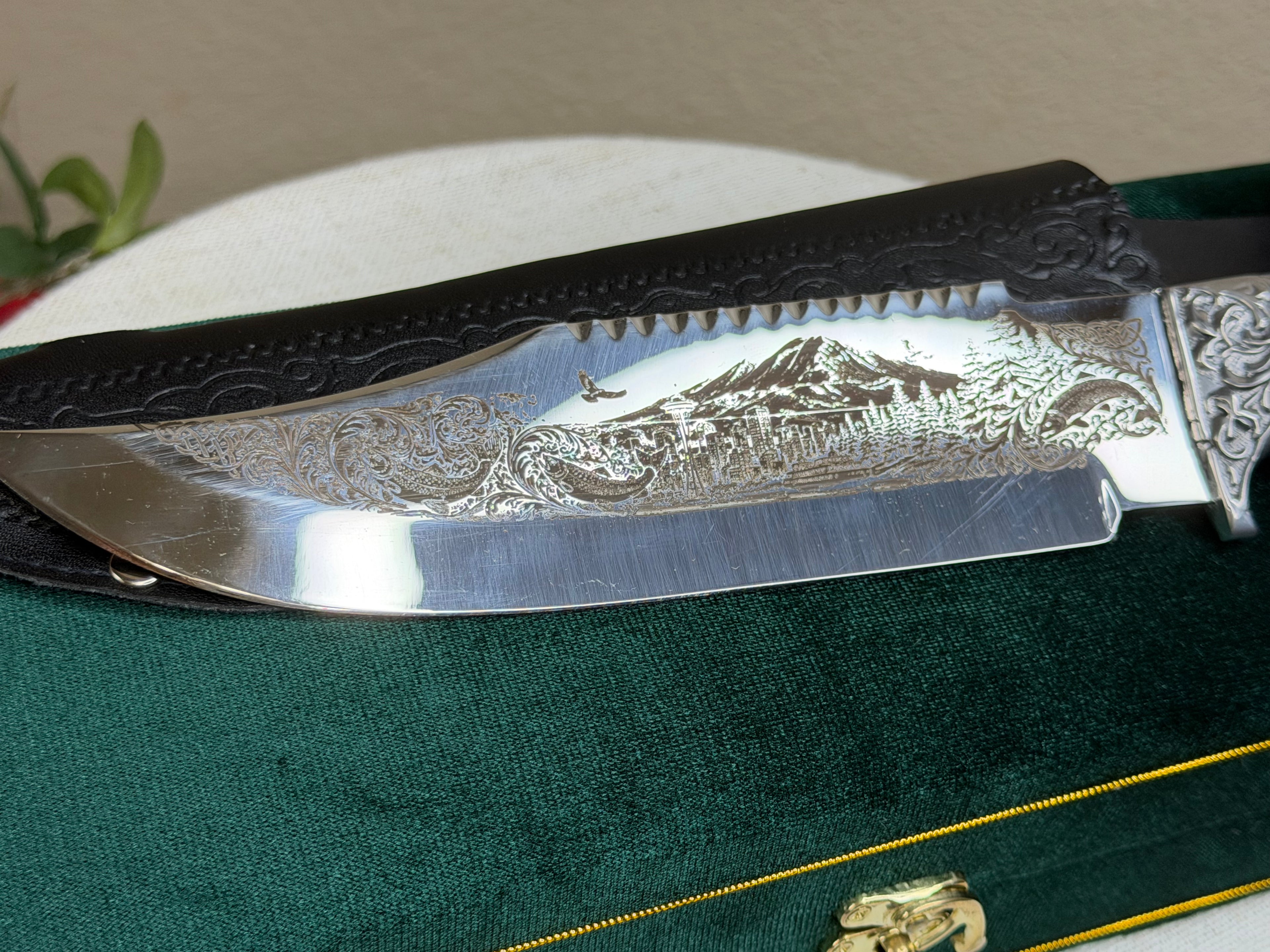 Limited Edition Mount Rainier Knife with Wolf Head Pommel