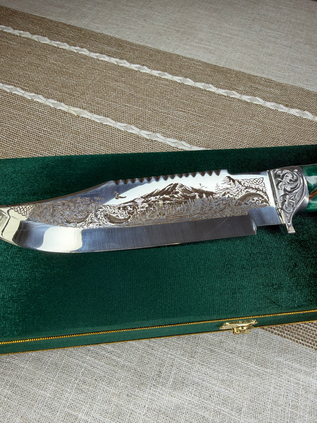 Limited Edition Mount Rainier Knife with Wolf Head Pommel